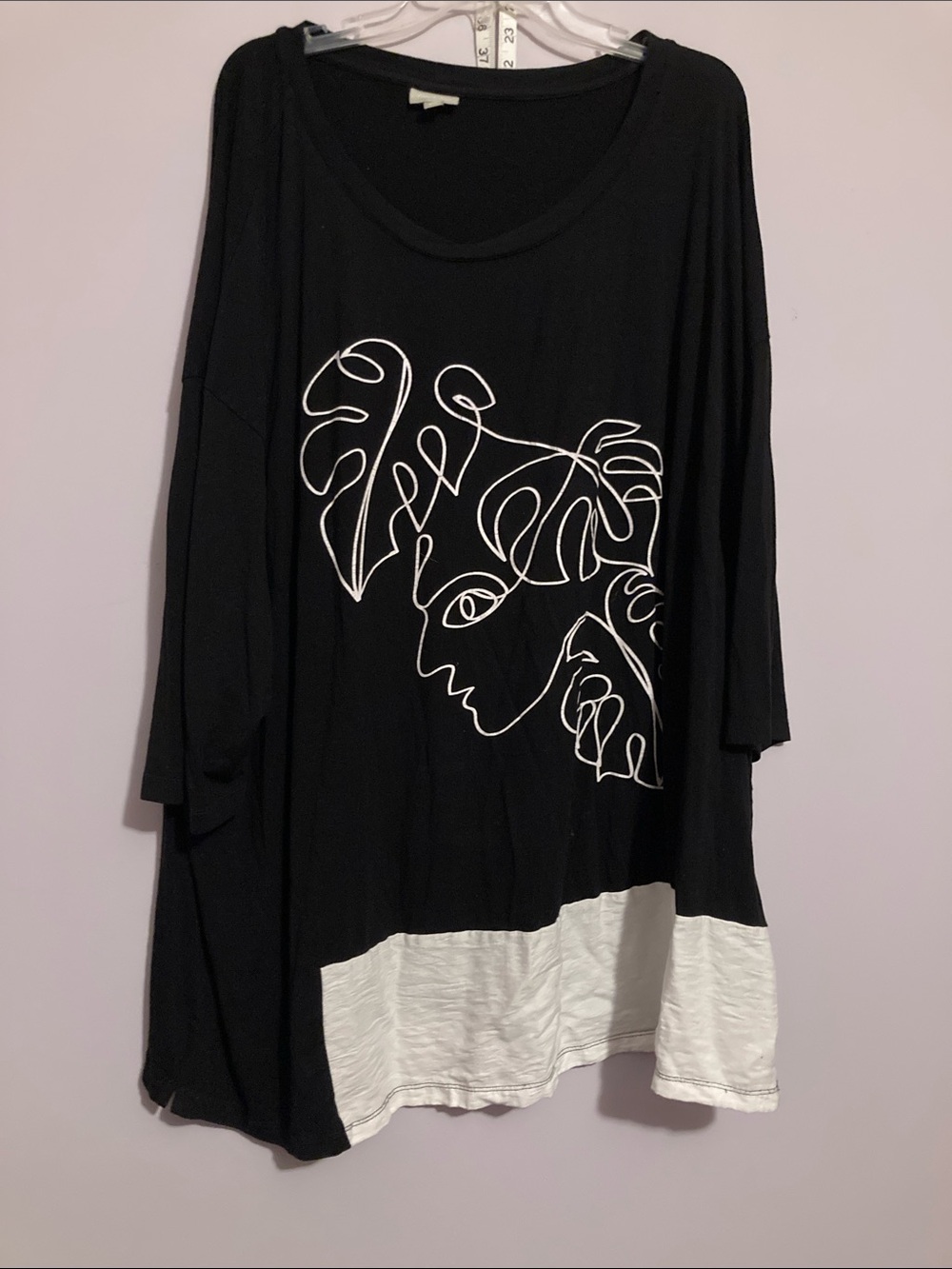 Black & White Graphic Scoop Neck Women's Top